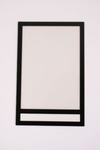 Vælg mellem en magnetisk og en selvklæbende fotoramme til væggen i stilfuldt, sort design á 5 stk. i størrelsen 10x15 cm.
