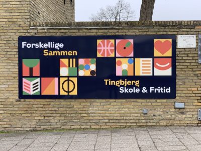 Case, Tingbjerg skole, Specialdesign – Skilteplade Udendørs skilteplade med skræddersyet design til skole, dagtilbud osv