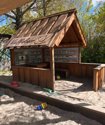 Upcycl de gamle slidte skure og legehuse og skab udendørs legemiljøer fra EXAKT, der sætter gang i fantasien hos børnene