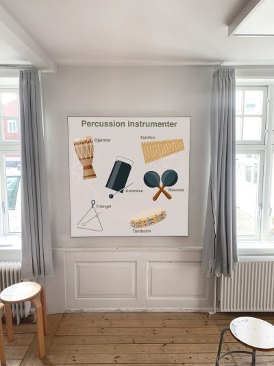 Case – Musik Akustik Udsmyk læringsmiljøet med visuelle hjælpemidler og designs fra EXAKT. Fås som folie og på læringstavler og skilte mm.